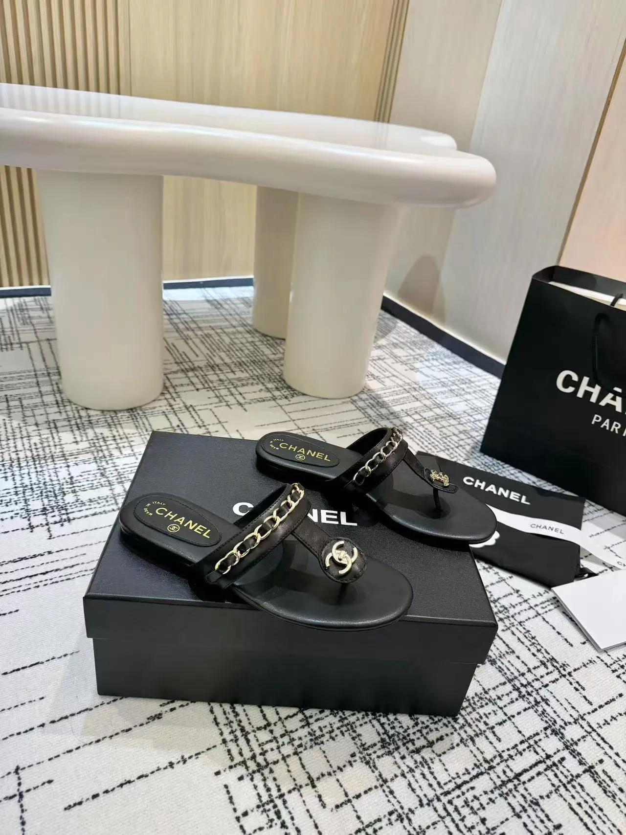 👟👟Ex-factory price 480👟👟 Top version Chanel Chanel - 2025 spring model, counter top double C sandals, this classic design; the extraordinary double C incorporates a variety of color elements... The diversified mix and match is very beautiful and versatile, very light on the foot, comfortable, super delicate and elegant, and can be used outdoors... ꫛꫀꪝ Go➫ Material: ❶Upper made of: Original imported sheepskin ❷Inner lining: Original sheepskin lining ❸Outsole based on: Original Italian genuine leather outsole Counter boutique packaging complete set for women 35–40 (customized for 41) 3 colors available (black, white, apricot)